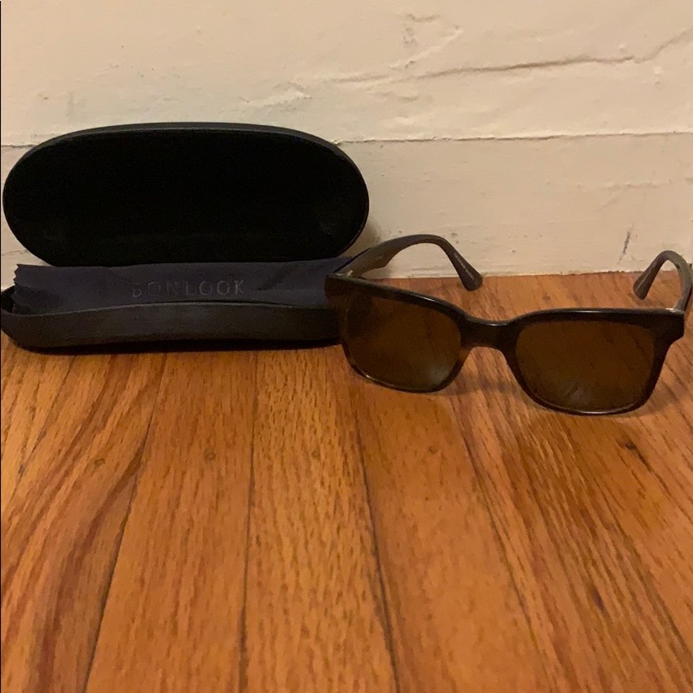 Tortoise Walnut Bonlook Sunglasses w. Case